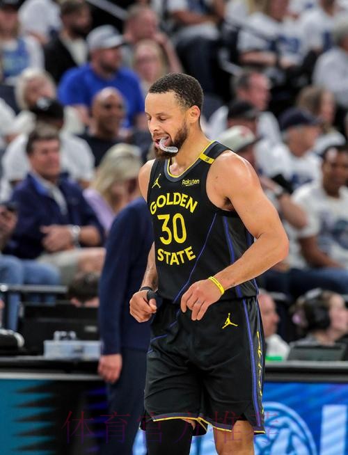 库里穿着德文-布克联名款Blazer板鞋步入大通中心